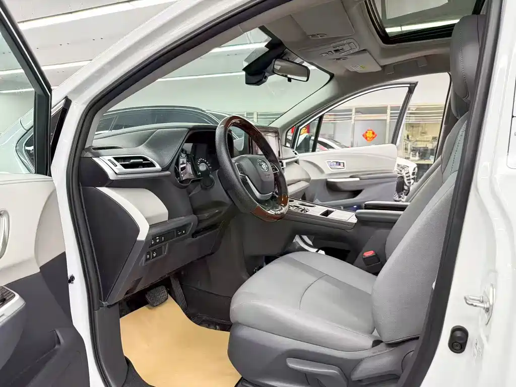 Granvia 2.5 L Hybrid Luxury