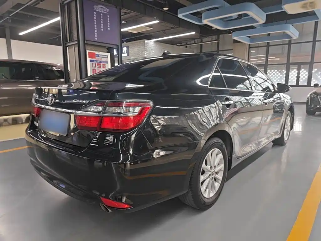 Camry 2.0 E 10 th Anniversary Commemorative Elite