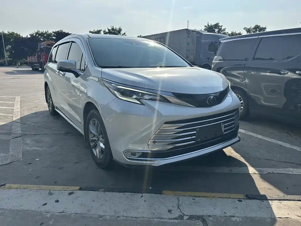 Sienna 2.5 L Hybrid Platinum