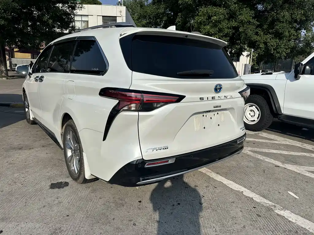 Sienna 2.5 L Hybrid Platinum