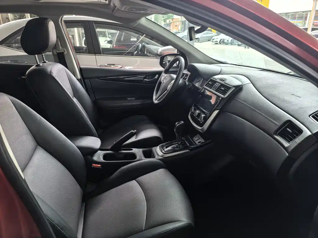 Tiida 1.6 L CVT Smart Travel