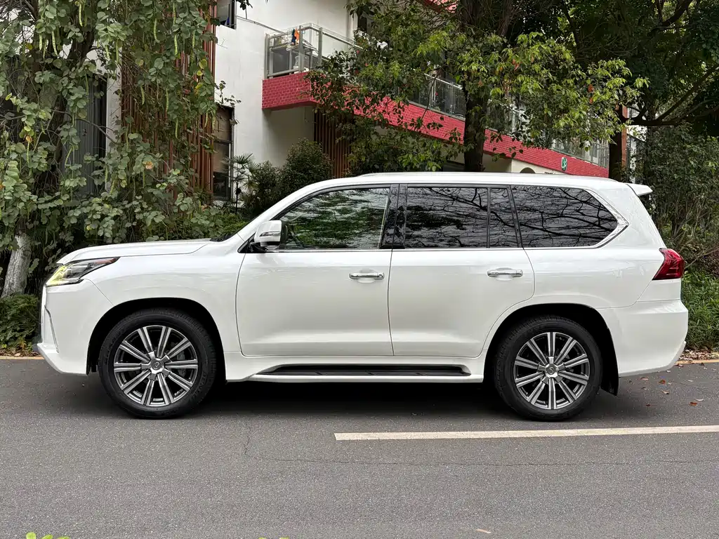 Lexus LX 570 Distinguished Luxury