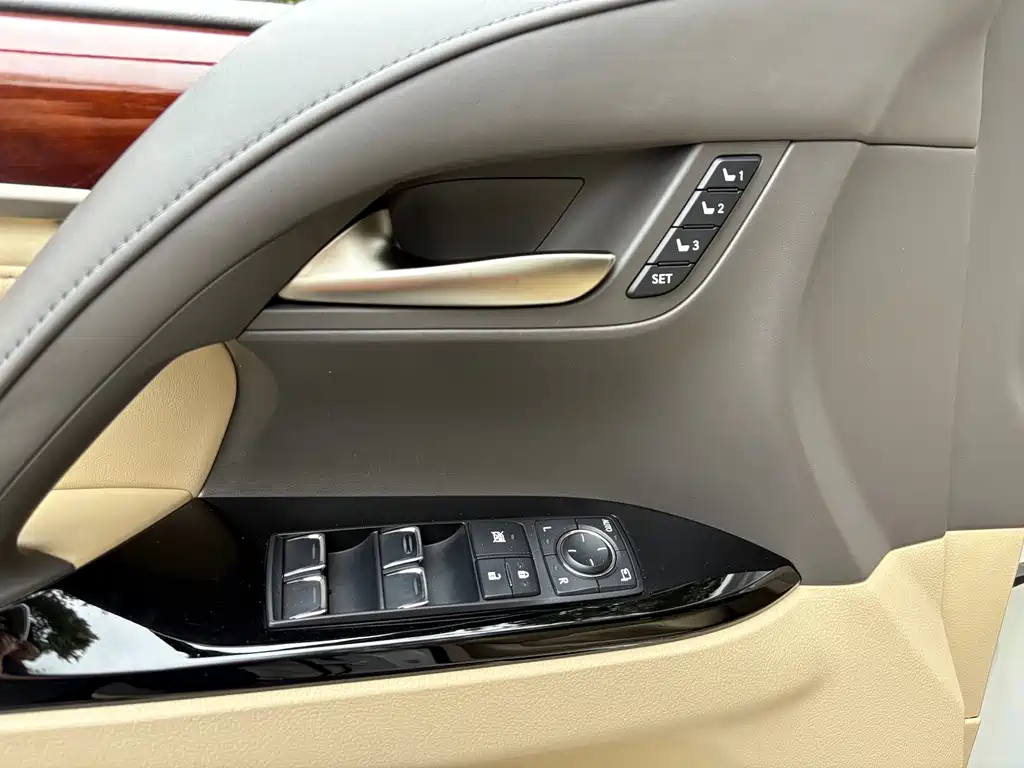 Lexus LX 570 Distinguished Luxury