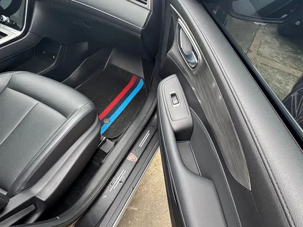 Roewe RX5 PLUS 330 TGI Auto Leading Trend Smart Value