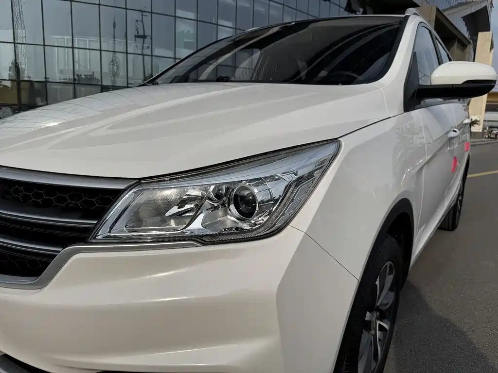 Baojun 730 1.5 T Manual Fashion 7-seat CN-VI