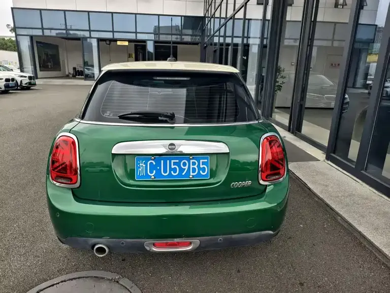 MINI 1.5 T COOPER Artist 5-door