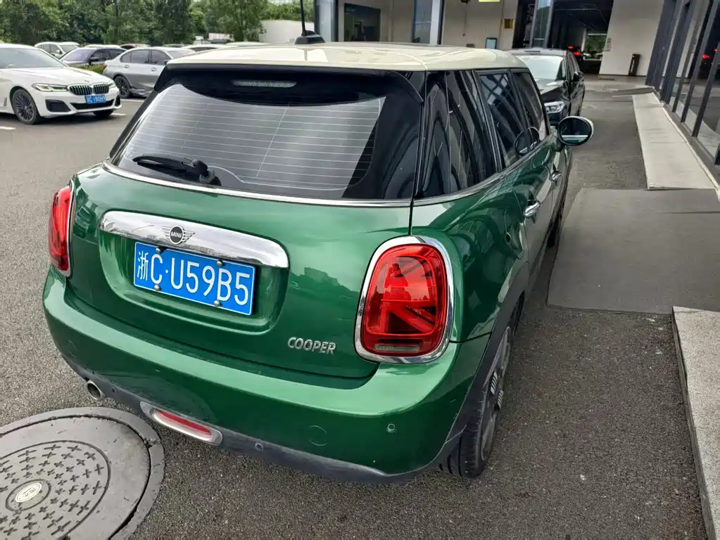 MINI 1.5 T COOPER Artist 5-door