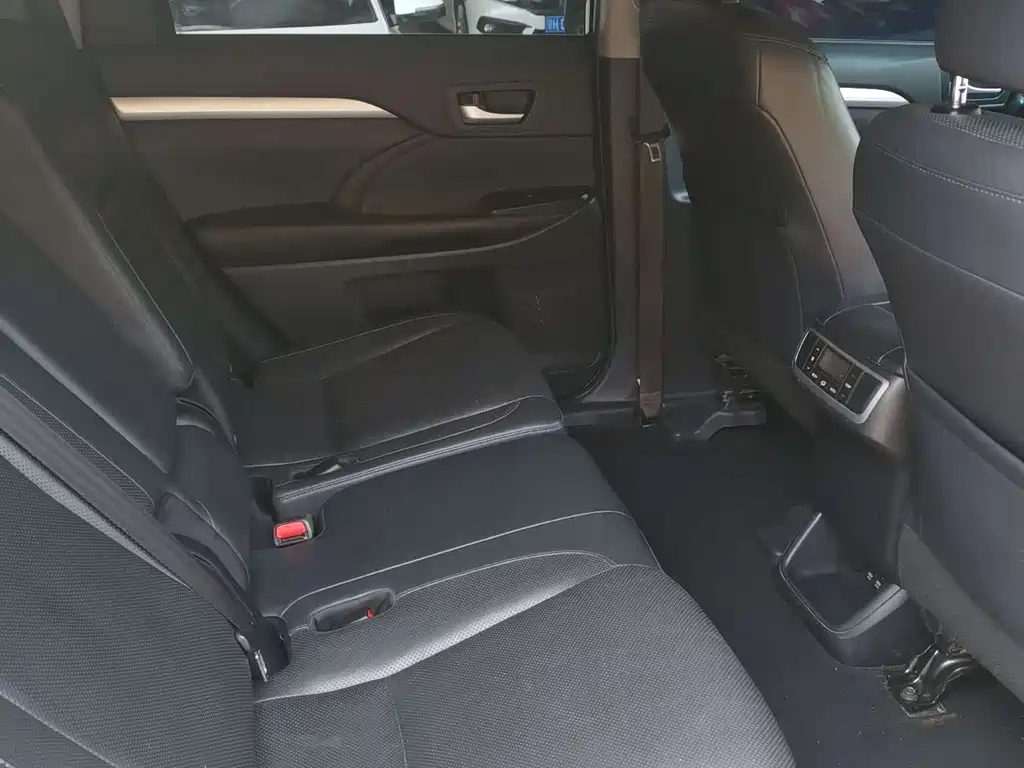 Highlander 2.0 T 4 WD Luxury 7-seat CN-VI
