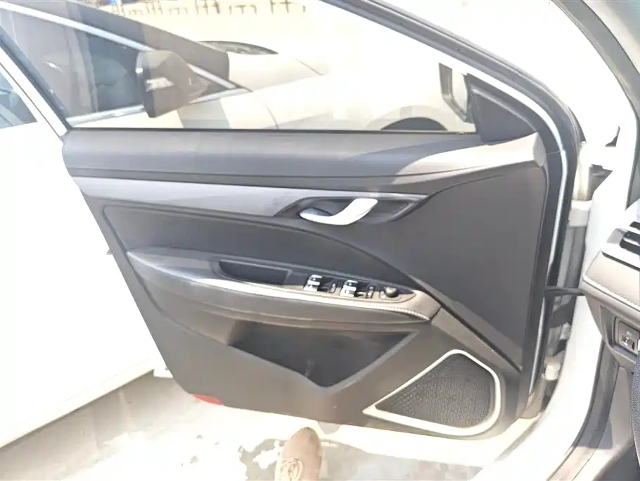 Emgrand UP 1.5 L CVT Comfort