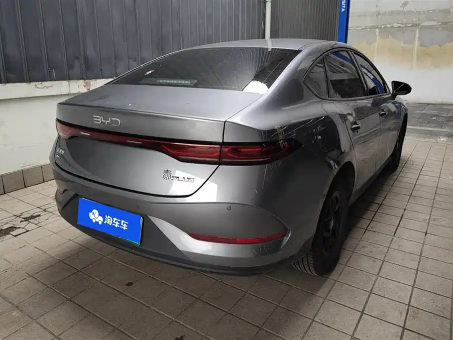 Qin PLUS DM-i Smart Drive 55 KM Leading
