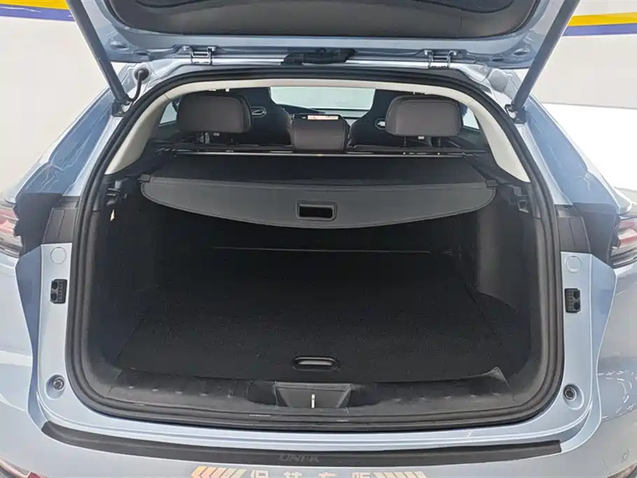 Changan UNI-K iDD 长安UNI-K 智电iDD 2023款 智电iDD 1.5 T 135 km智领型