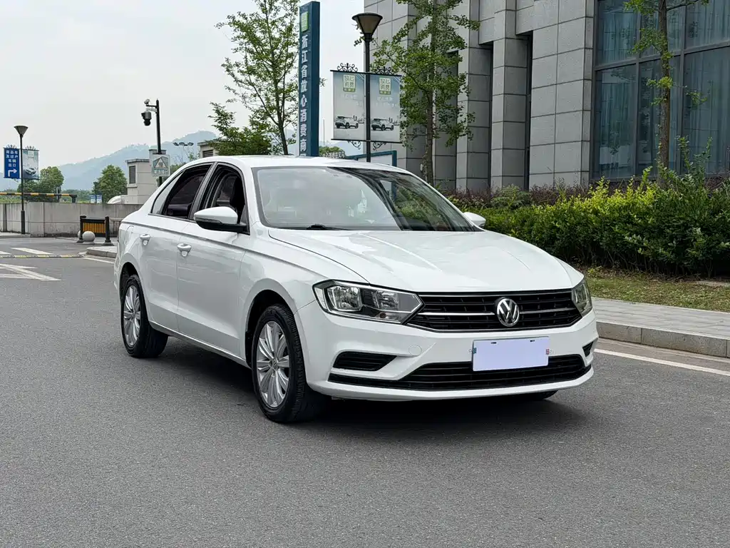 Bora 1.6 L Auto Luxury