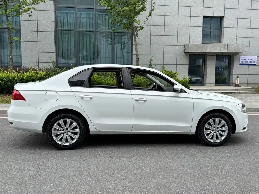 Bora 1.6 L Auto Luxury