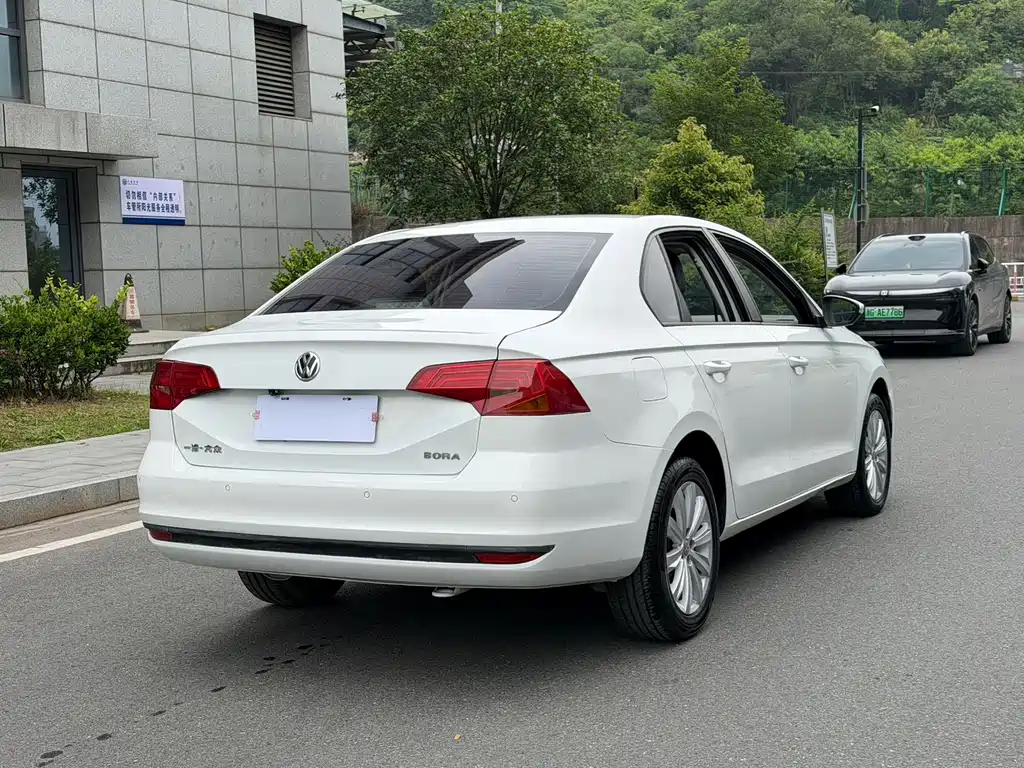 Bora 1.6 L Auto Luxury