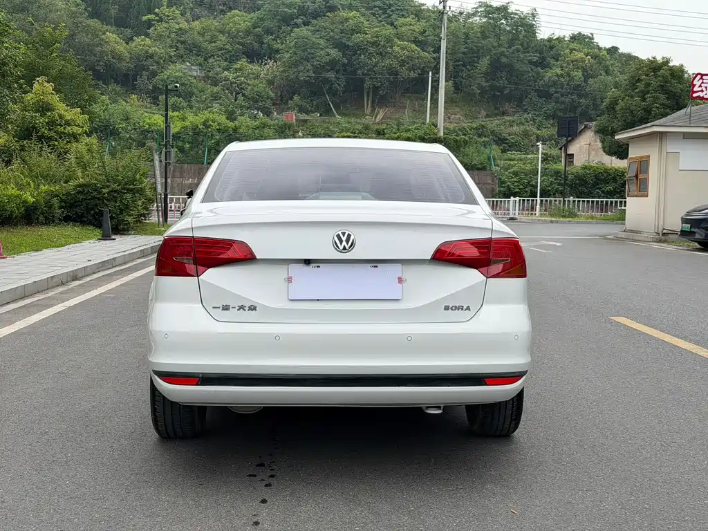 Bora 1.6 L Auto Luxury