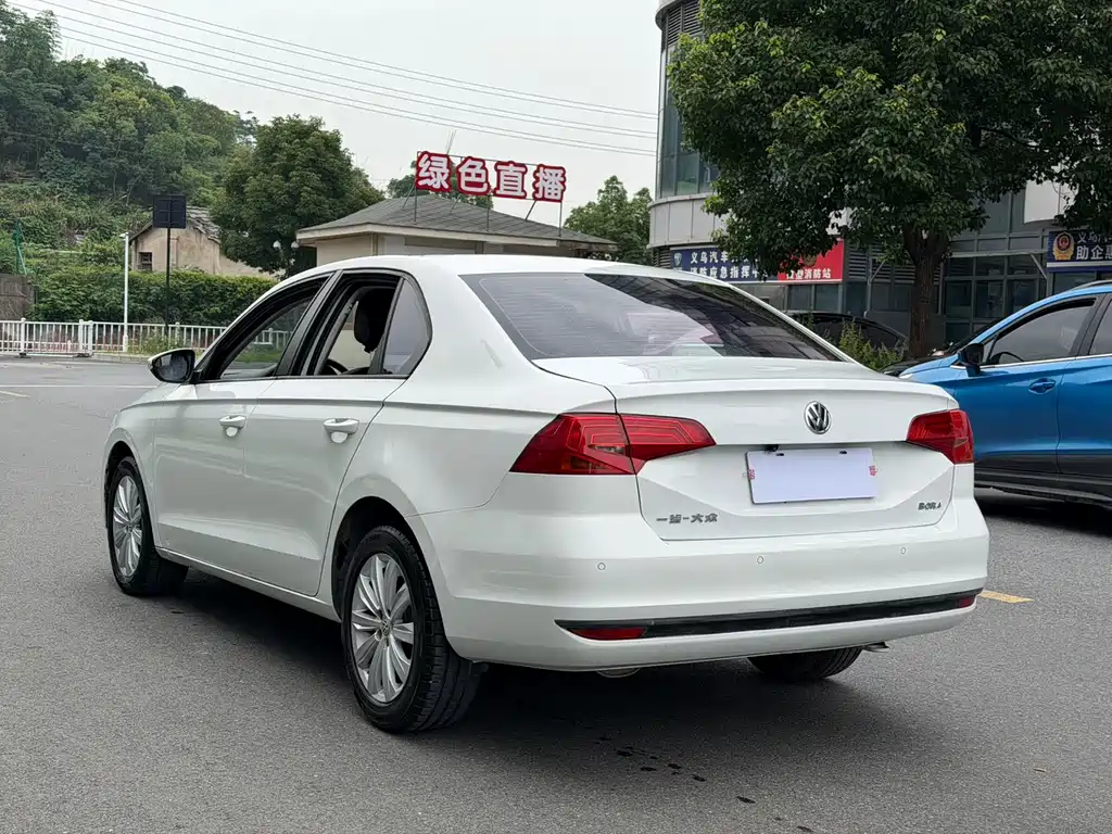 Bora 1.6 L Auto Luxury