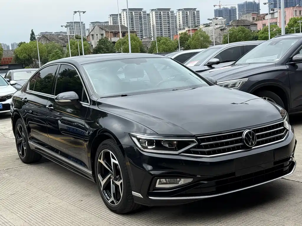 Magotan 200 10 K Commemorative 330 TSI DSG Leading