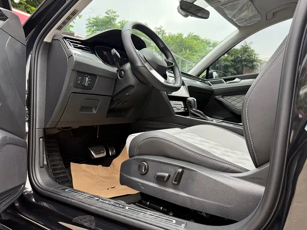 Magotan 200 10 K Commemorative 330 TSI DSG Leading
