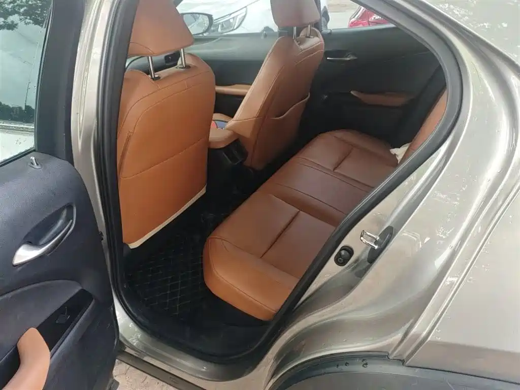 Lexus UX 260 h ·
