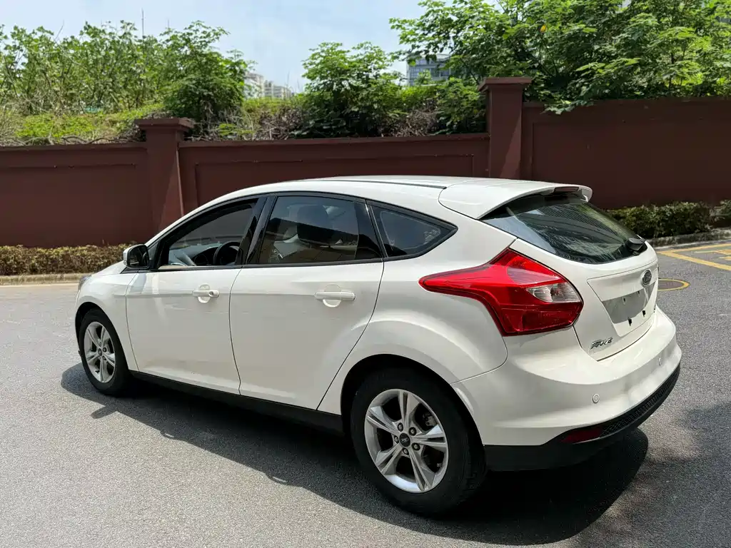 Focus Hatchback 1.6 L Auto Style