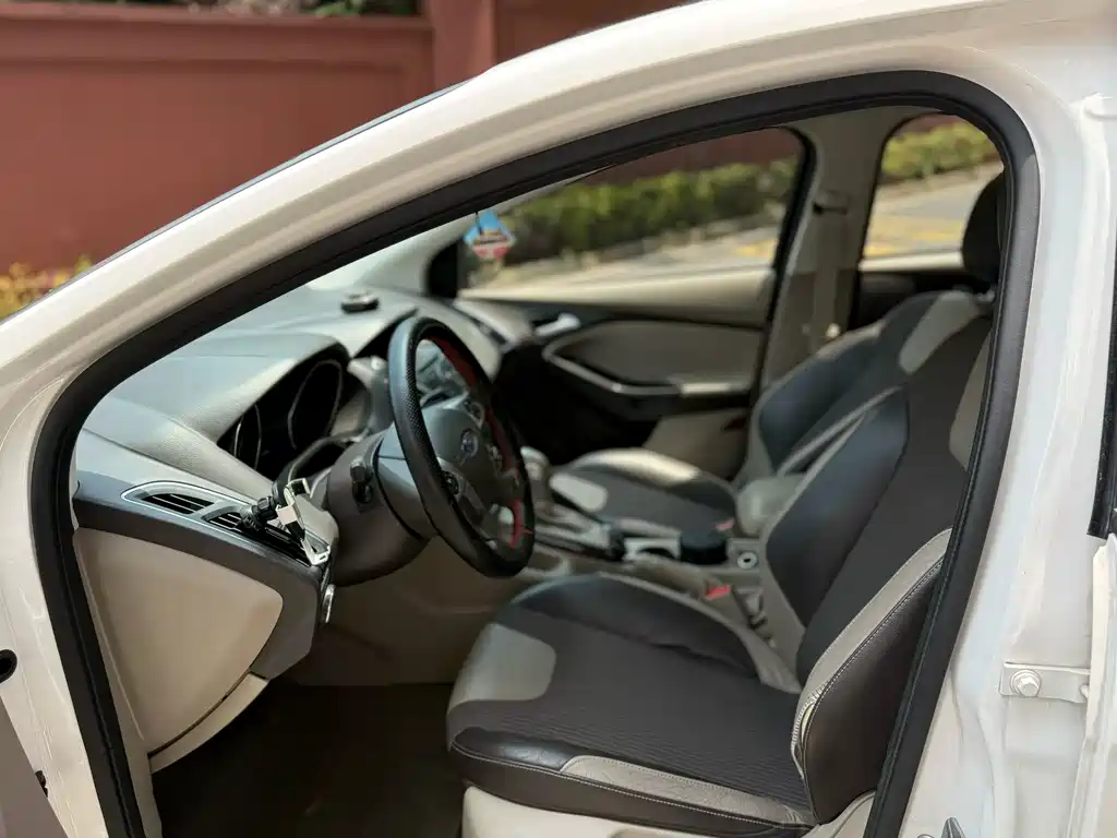 Focus Hatchback 1.6 L Auto Style
