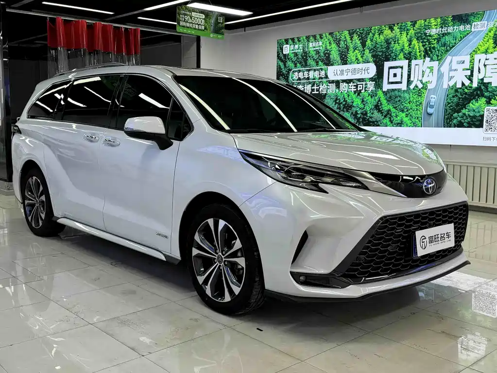 Granvia 2.5 L Hybrid Distinguished PLUS