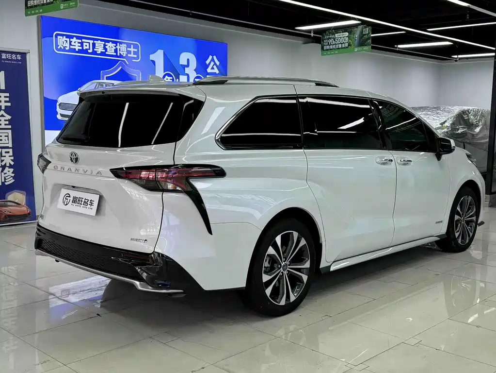 Granvia 2.5 L Hybrid Distinguished PLUS