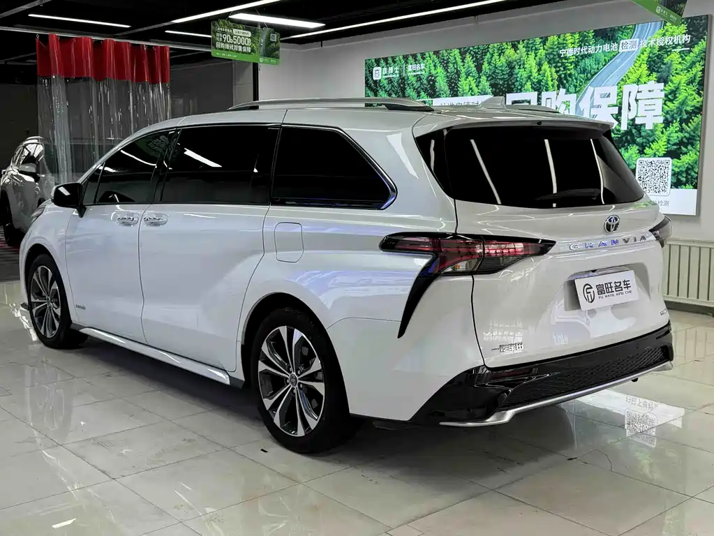 Granvia 2.5 L Hybrid Distinguished PLUS