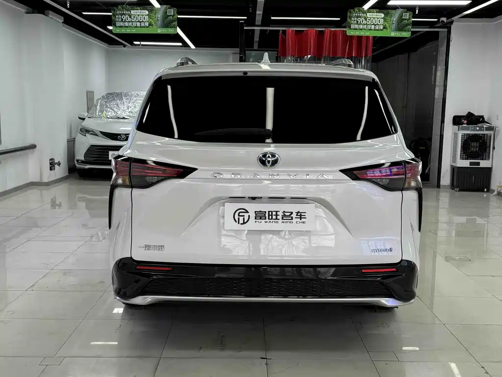 Granvia 2.5 L Hybrid Distinguished PLUS