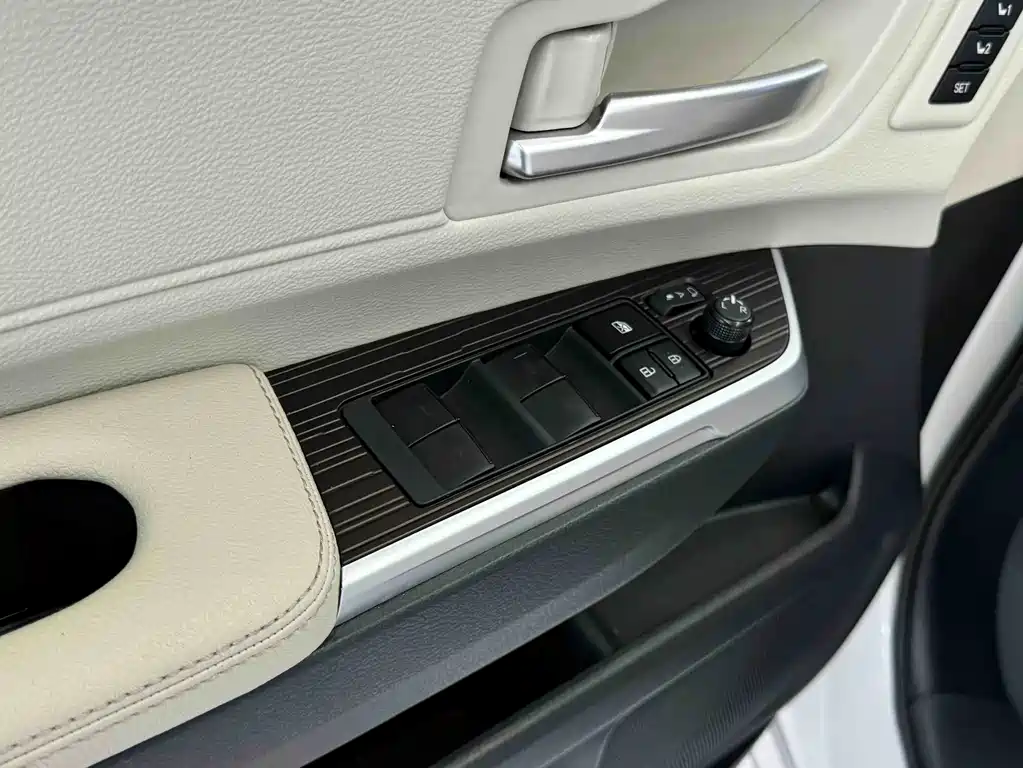 Granvia 2.5 L Hybrid Distinguished PLUS