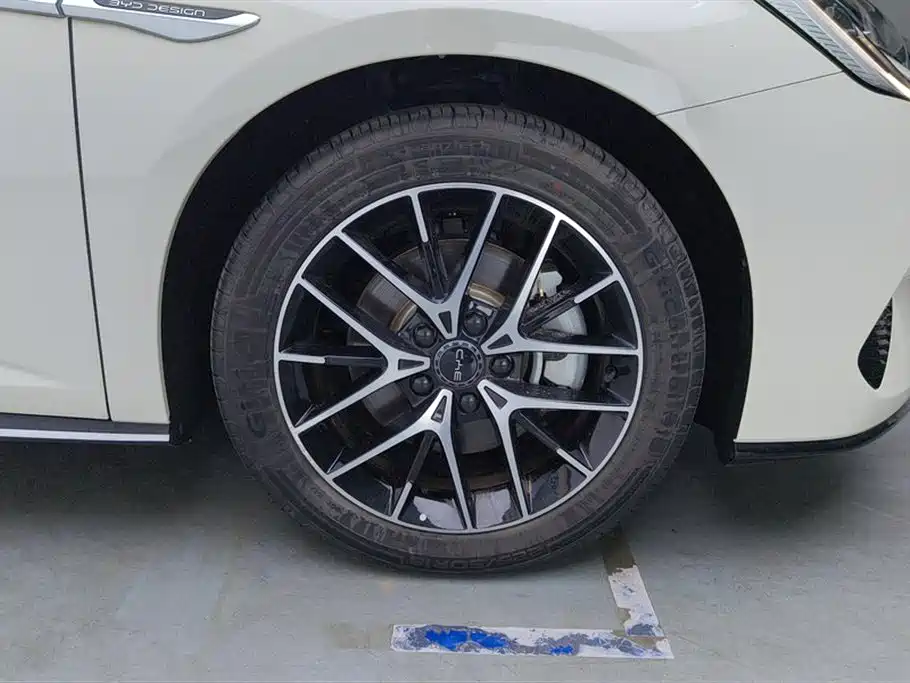 Seal DM-i 1.5 L 121 km Luxury