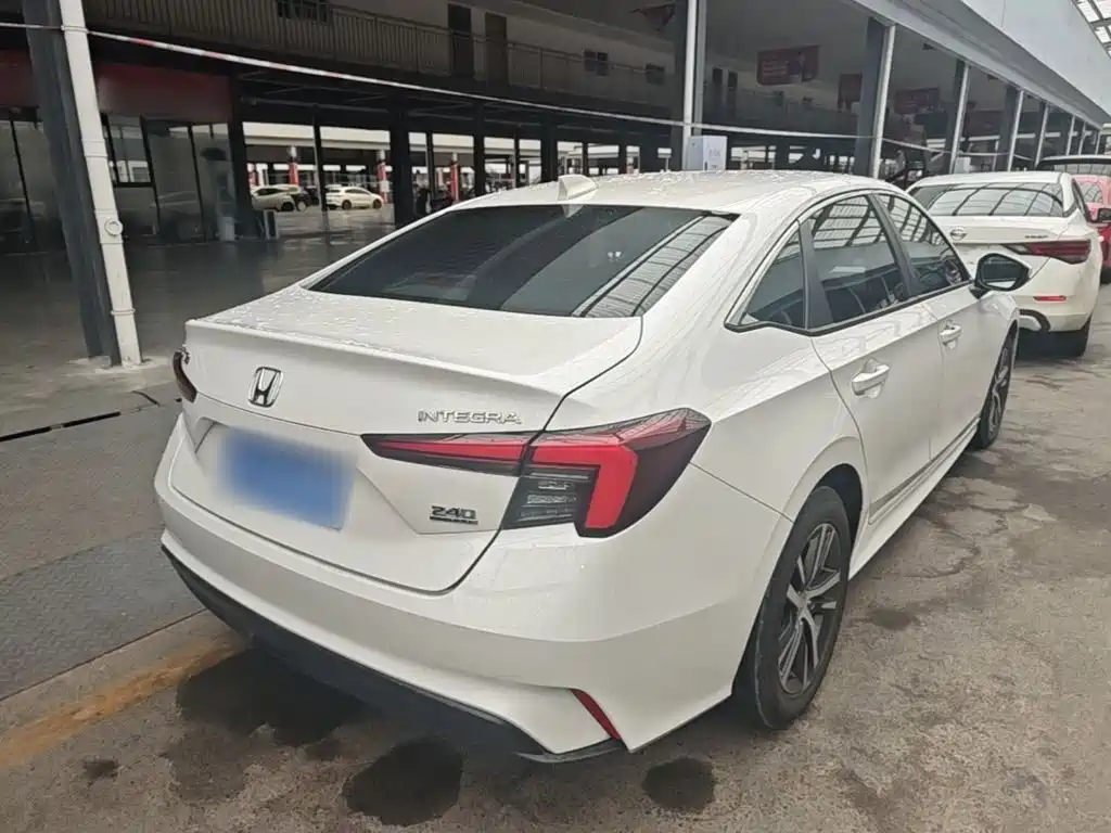 Integra 240 TURBO CVT Leading