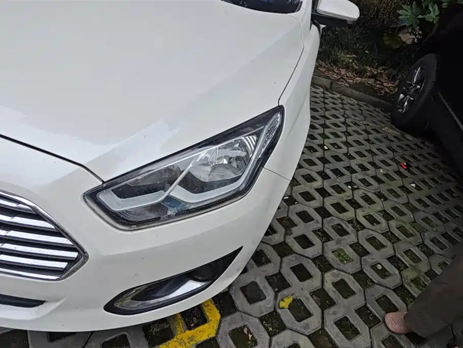 Escort 1.5 L Manual Comfort
