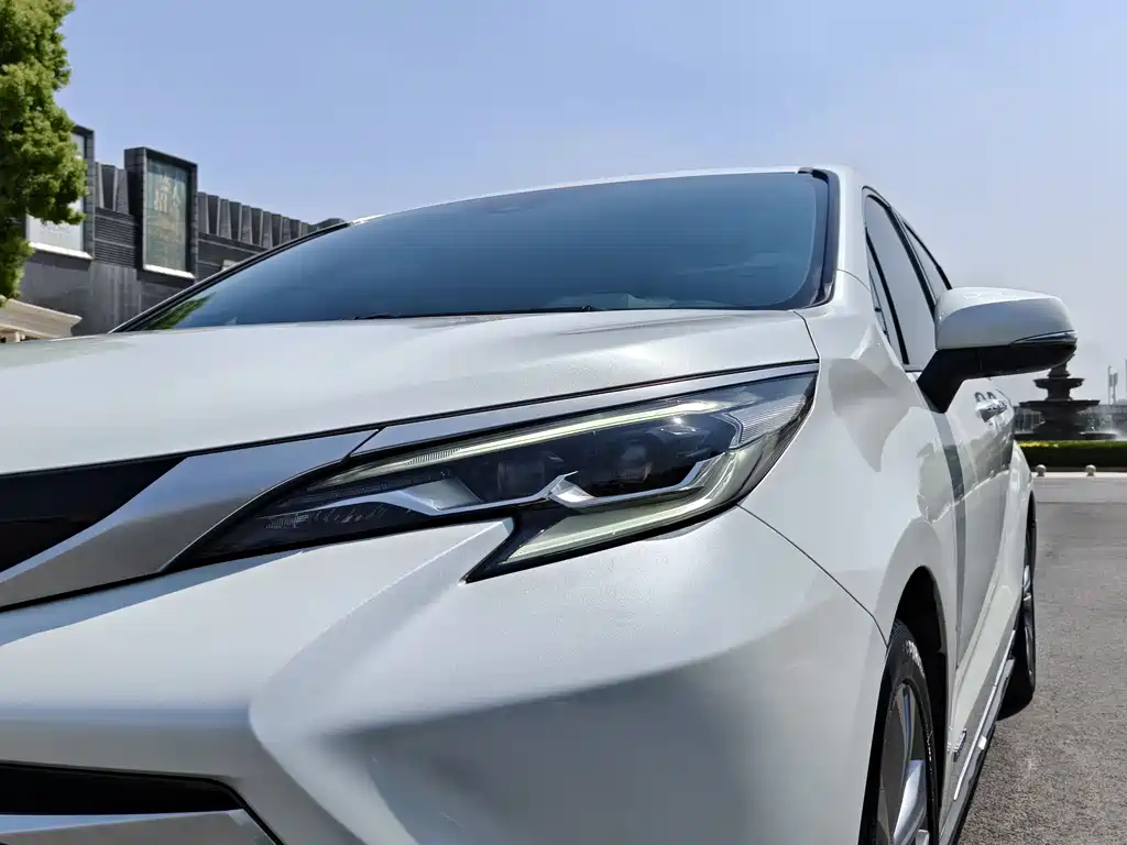 Sienna 2.5 L Hybrid Platinum
