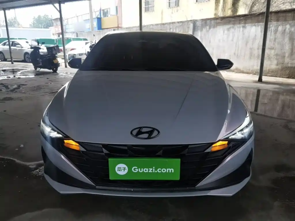 Elantra 1.5 L CVT LUX Black Knight Limited