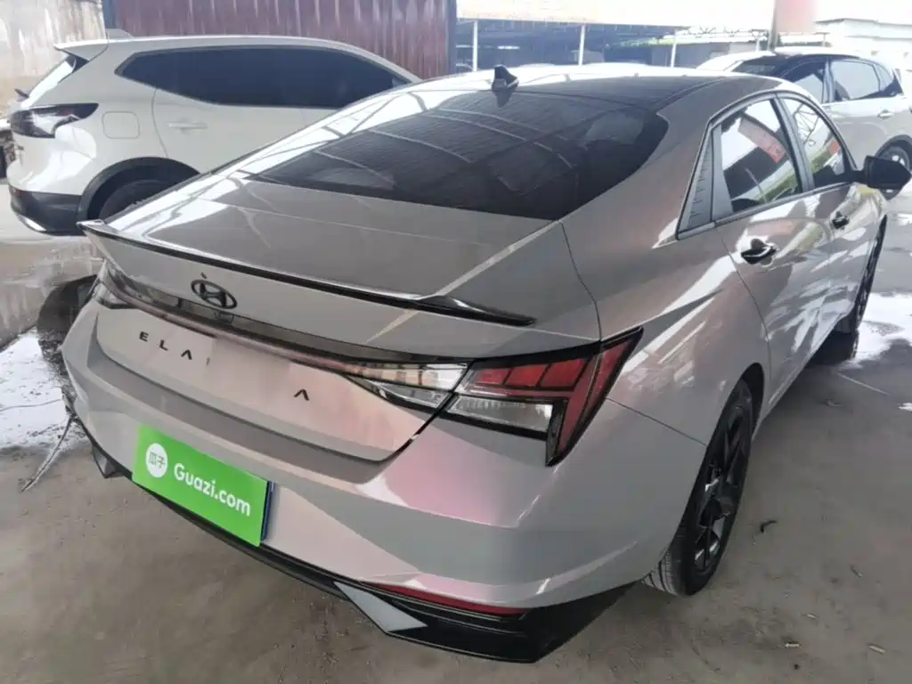Elantra 1.5 L CVT LUX Black Knight Limited