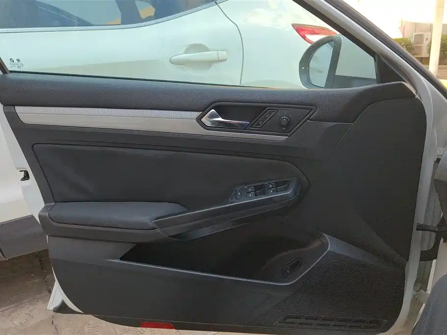 Lamando 230 TSI DSG Style