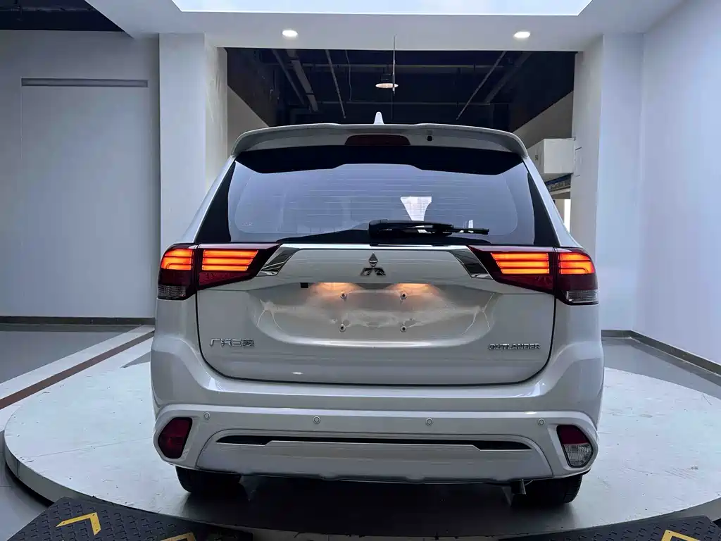 Outlander Facelift 2.0 L 2 WD Smooth Enjoyment 5-seat