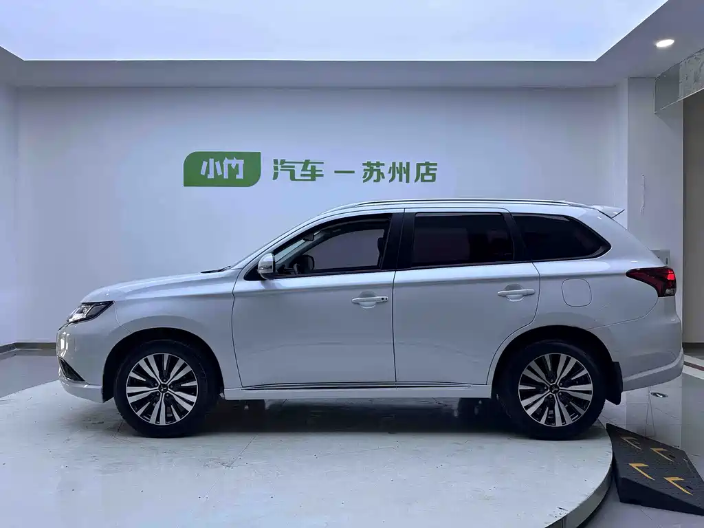 Outlander Facelift 2.0 L 2 WD Smooth Enjoyment 5-seat