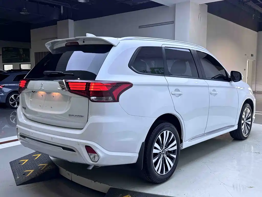 Outlander Facelift 2.0 L 2 WD Smooth Enjoyment 5-seat