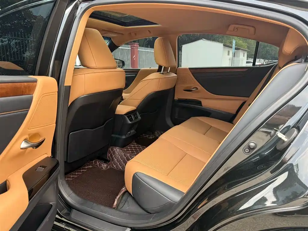 Lexus ES 200 Premium Enjoyment