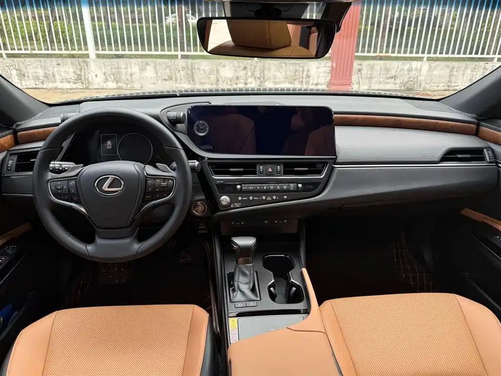 Lexus ES 200 Premium Enjoyment
