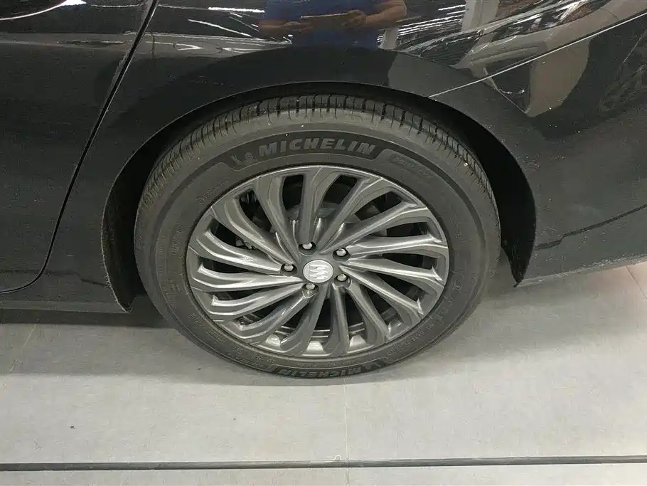 LaCrosse 28 T Platinum