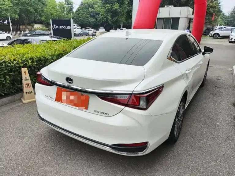Lexus ES 200 Outstanding