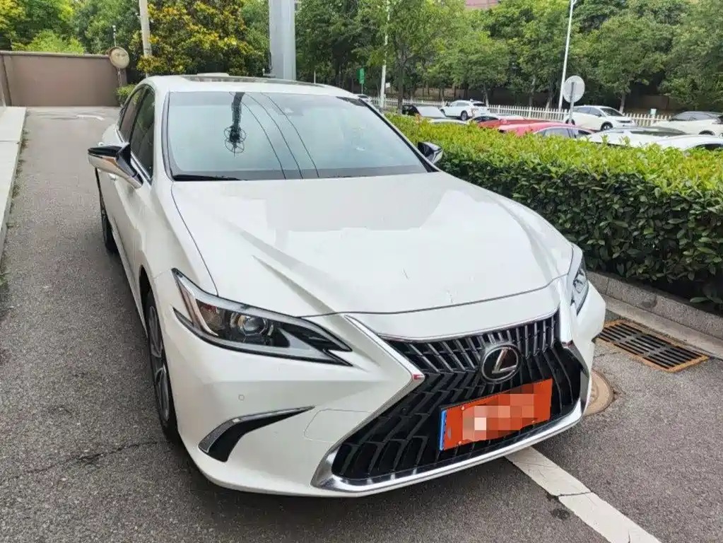 Lexus ES 200 Outstanding