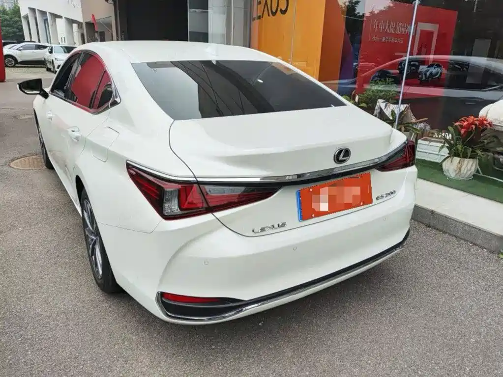 Lexus ES 200 Outstanding