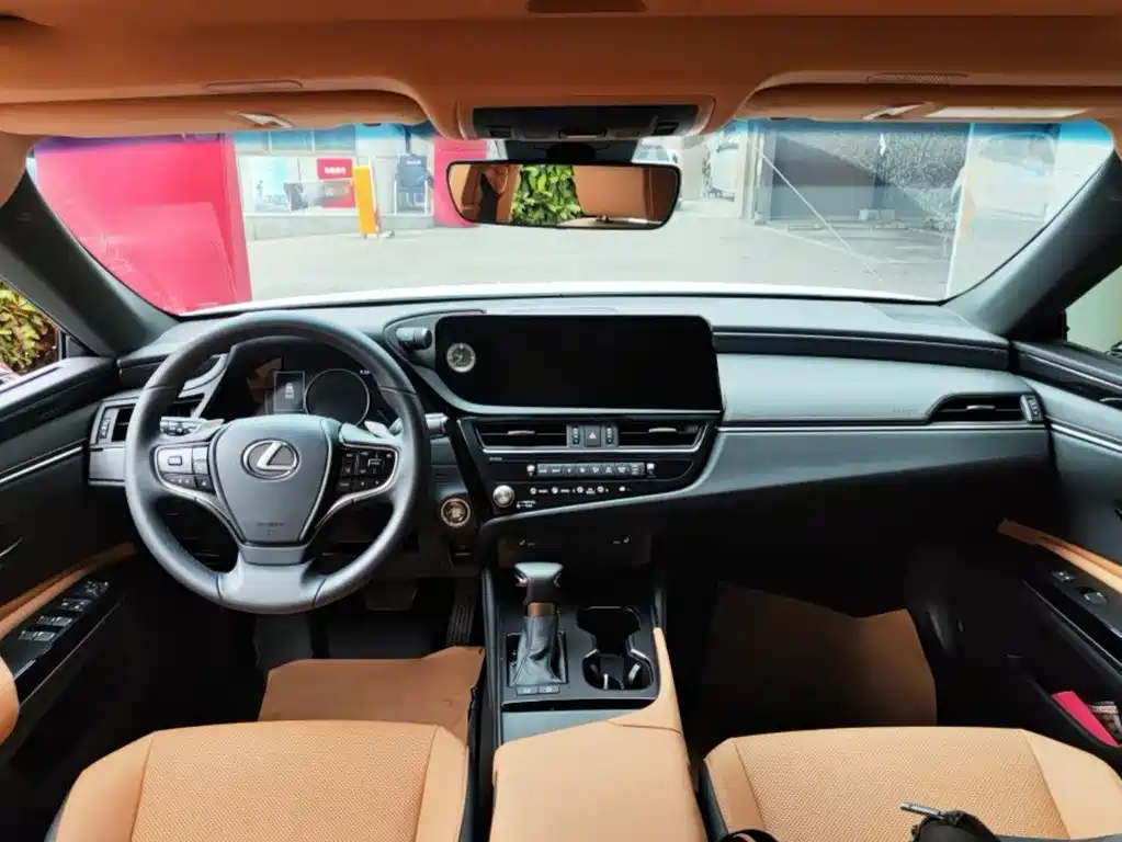 Lexus ES 200 Outstanding