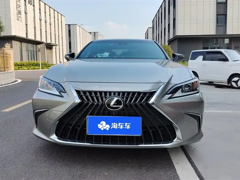 Lexus ES 300 h Outstanding