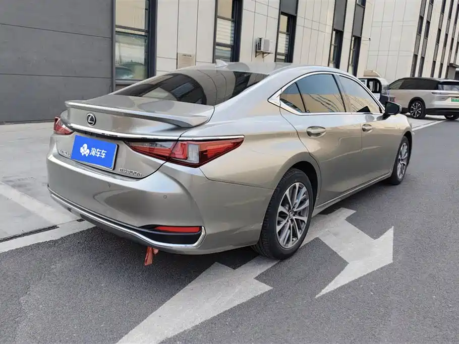 Lexus ES 300 h Outstanding