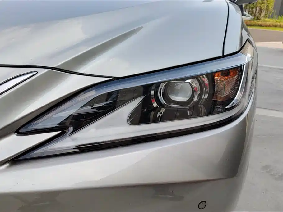 Lexus ES 300 h Outstanding
